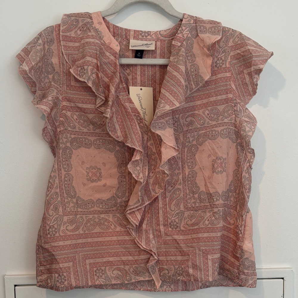 NWT Universal Thread Women’s Short Sleeve Pink Flutter Blouse in size Medium